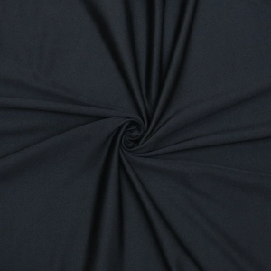 Primo piano della trama del tessuto plissettato nero con elegante motivo a spirale e seta