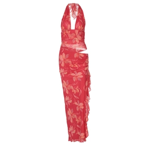 Vue détaillée de la robe longue fleurie rouge à licou avec découpe latérale et ourlet fendu
