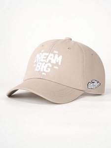 Detailansicht der Dream Big Stickerei auf beiger Baumwollkappe mit Aufnäher