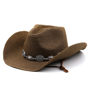 Détail d'un chapeau de cow-boy en paille marron avec bande décorative en métal argenté