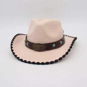 Cappello da cowboy in feltro rosa con fascia in pelle, pietre turchesi e fibbia a toro