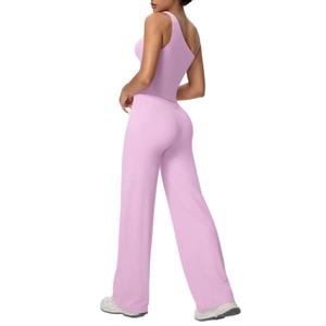 Ensemble de yoga rose avec débardeur asymétrique et pantalon large à taille haute