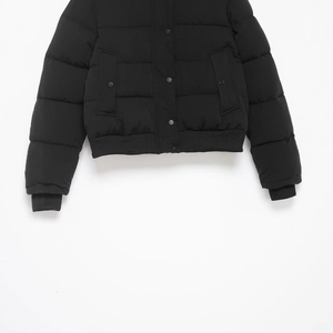 Veste matelassée courte noire pour femme avec poignets côtelés et fermeture à pression