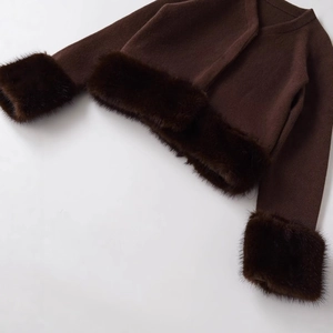 Braune Strickjacke mit luxuriösem Kunstpelzbesatz an Ärmeln und Saum in Flachansicht