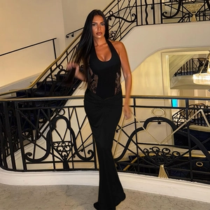 Robe de soirée sirène noire dos nu en dentelle avec plis à la taille sur escalier