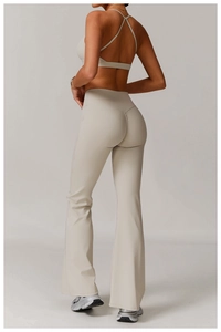Détail du pantalon de yoga évasé avec couture en V et design froncé pour effet galbant