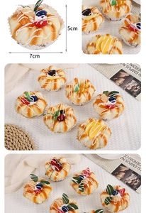 Vue détaillée d'un cupcake artificiel avec fruits, modèle de décoration de 7cm