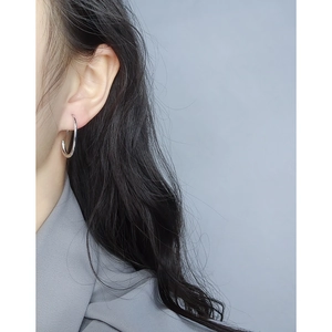 Orecchini a perno minimalisti in argento S925 su modella con alta lucentezza metallica