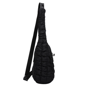 Sac bandoulière noir minimaliste matelassé avec texture froncée et bandoulière