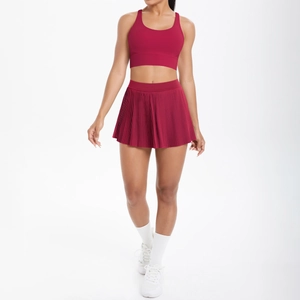 Détail de la jupe de tennis plissée bordeaux à taille haute et soutien-gorge assorti