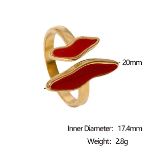 Detailansicht eines verstellbaren goldenen Rings mit roter Emaillierung und Größenangaben