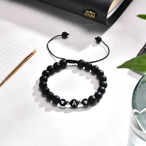 Bracelet ajustable en perles noires mates avec lettre A et breloques cœur de couple