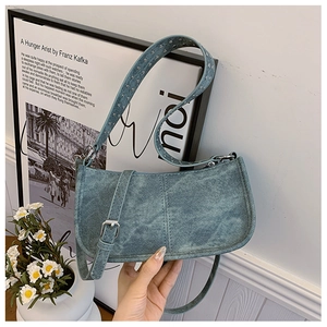 Sac sous le bras en denim bleu avec bandoulière à rivets et sangle en cuir réglable