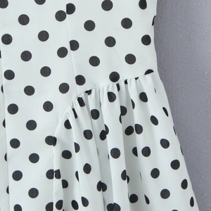 Mouwloze polkadotjurk met elegante plooien en lichte, zachte stofkwaliteit