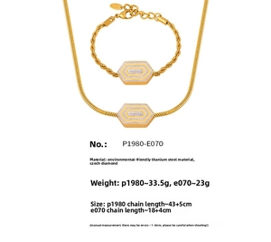 Dettaglio del set collana e bracciale con ciondolo esagonale dorato e cristalli incastonati