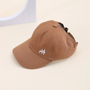 Casquette enfant marron à sommet ouvert avec broderie HA blanche pour queue de cheval