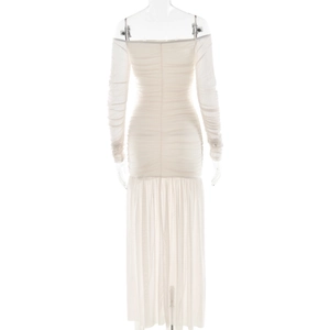 Vue arrière d'une élégante robe longue blanche à épaules dénudées en maille plissée