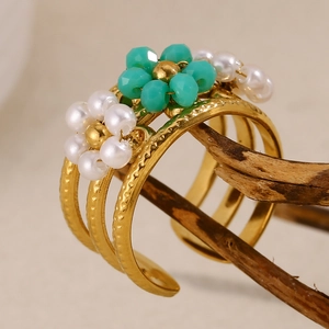 Détail de la bague multicouche plaquée or 18 carats avec perles blanches et fleurs turquoises