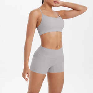 Détail du short de yoga taille haute et brassière de sport en tissu gris respirant