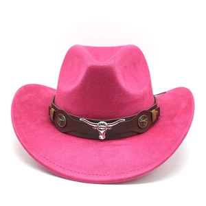 Détail du chapeau de cowboy en daim rose avec bande en cuir et ornement tête de taureau argent