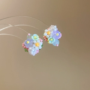 Pendientes de botón con flores de cuentas coloridas en tonos pastel estilo bohemio