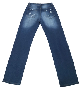 Gros plan des poches arrière délavées sur un jean bleu foncé avec une texture vintage