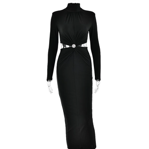 Robe midi noire à manches longues avec découpes latérales et boucle argentée chic
