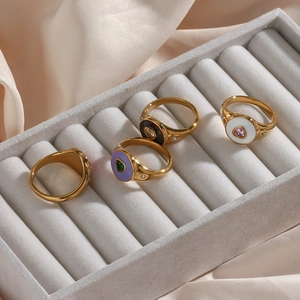 Bagues plaquées or avec cœurs en émail coloré et cristaux dans un coffret en velours