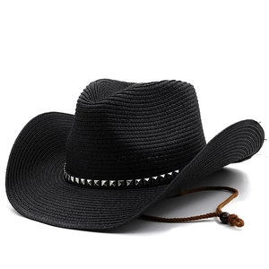 Dettaglio del cappello da cowboy in paglia nera con borchie argentate e cordino regolabile