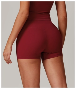 Dettaglio cucitura a V posteriore e vita alta su pantaloncini yoga bordeaux