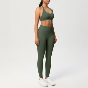 Dettaglio del reggiseno sportivo allacciato al collo verde oliva e leggings da yoga