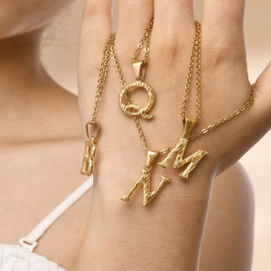 Collier initiale en acier inoxydable plaqué or 18 carats avec texture d'écorce vintage