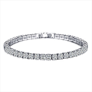Détail du bracelet tennis argenté avec rangée de zircons et fermoir de sécurité