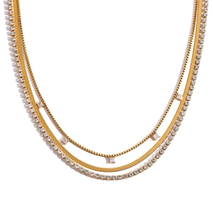 Collier à trois couches en acier titane doré avec carrés de zircone, chaîne serpent et tennis