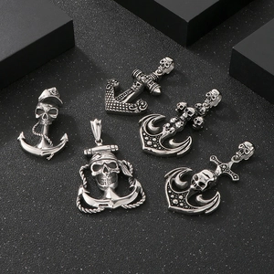 Detailansicht von fünf Totenkopf- und Ankeranhängern aus Edelstahl im Punk-Stil