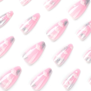 Faux ongles rose avec nuages blancs, paillettes argentées et étoiles forme amande