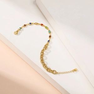 Dettaglio del bracciale placcato oro 18K con pietre quadrate colorate e maglie miste