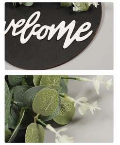 Détail du lettrage Welcome 3D et des feuilles d'eucalyptus réalistes sur plaque en bois
