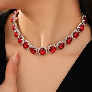 Luxuriöses Collier mit roten runden Rubinen und funkelnden Diamant-Details