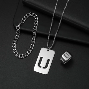 Detailansicht der silbernen Titan-Schmucksets mit U-Anhänger und Kettenarmband