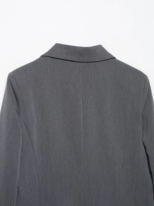 Vue arrière détaillée du blazer gris foncé montrant la texture du tissu en sergé fin