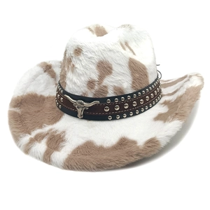 Cowboyhoed met koeienprint, pluche textuur en band met versierde stierenschedel