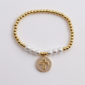 Vergoldetes Perlenarmband mit weißen Perlen und Zirkonia Kreuz Anhänger für Damen