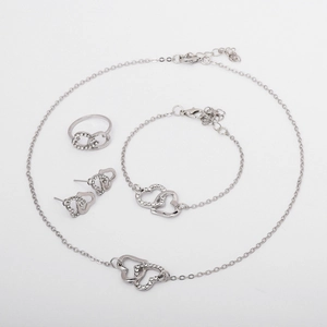 Detailansicht des silbernen Herz-Schmucksets mit Halskette, Armband, Ring und Ohrsteckern