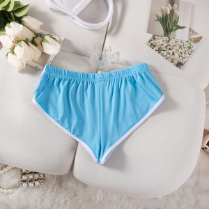 Flach liegende himmelblaue Sportshorts mit weißem Rand und elastischem Bund auf Sofa