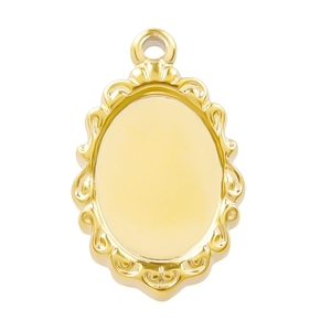 Pendentif ovale doré en acier inoxydable avec bordure filigranée sur fond blanc