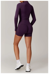 Rückansicht von lila Yoga-Set mit Langarmshirt und formender Sport-Shorts für Damen