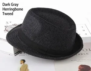 Détail de la laine à chevrons gris anthracite et du ruban noir sur un chapeau fedora homme