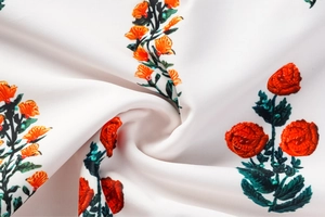 Détail du tissu de maillot de bain blanc avec roses oranges et motifs de feuilles vertes