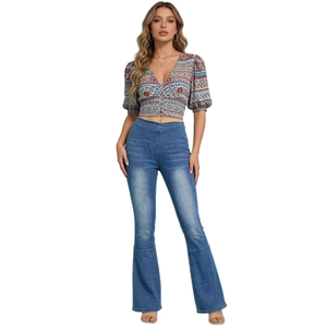 Completo donna con crop top floreale scollo a V e jeans blu a zampa a vita alta